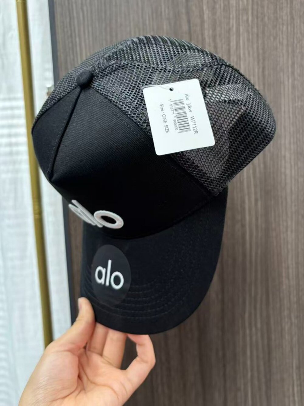 Alo Yoga black mesh baseball cap with white logo, street style. - Picture 2 of 4